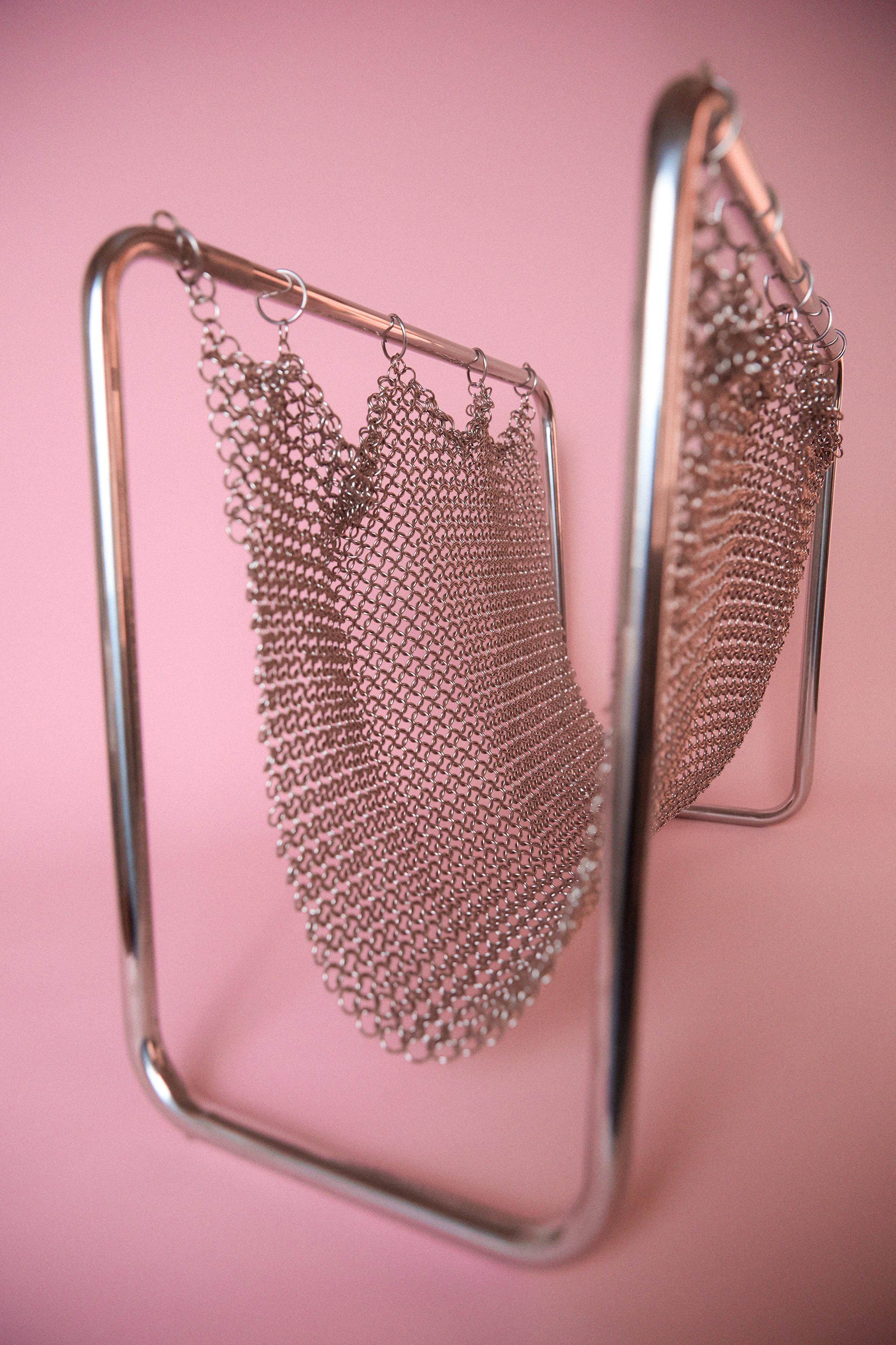MESH METAL MAGAZINE RACK